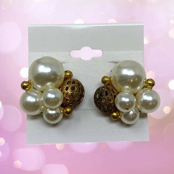 Vintage 1960's Faux Pearl Gold Tone Mesh Beaded Cluster Earrings Clip On Couture - Picture 6 of 6